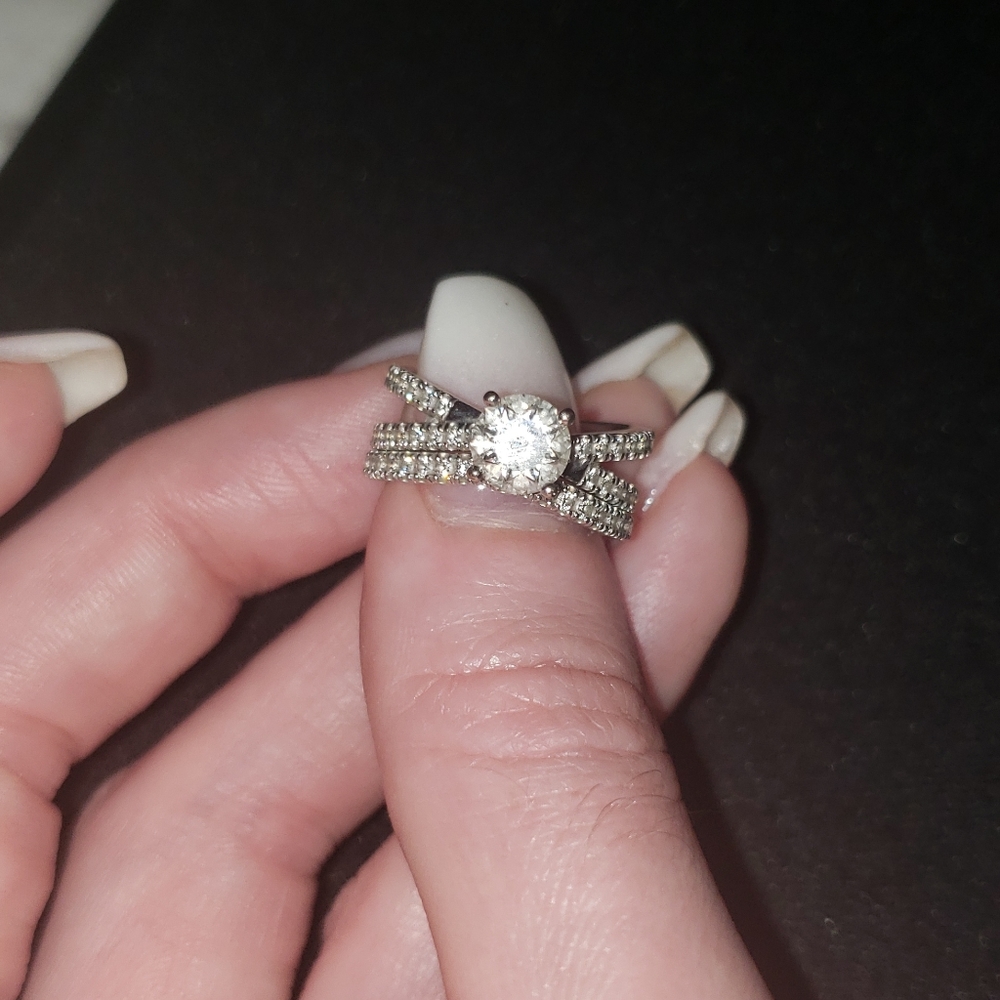 Diamond engagement ring and wedding band set
